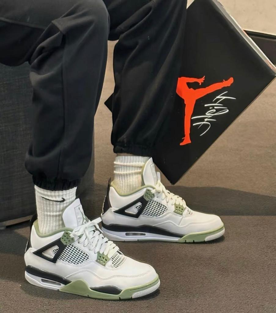 Nike SB x Air Jordan 4 "Pine Green"