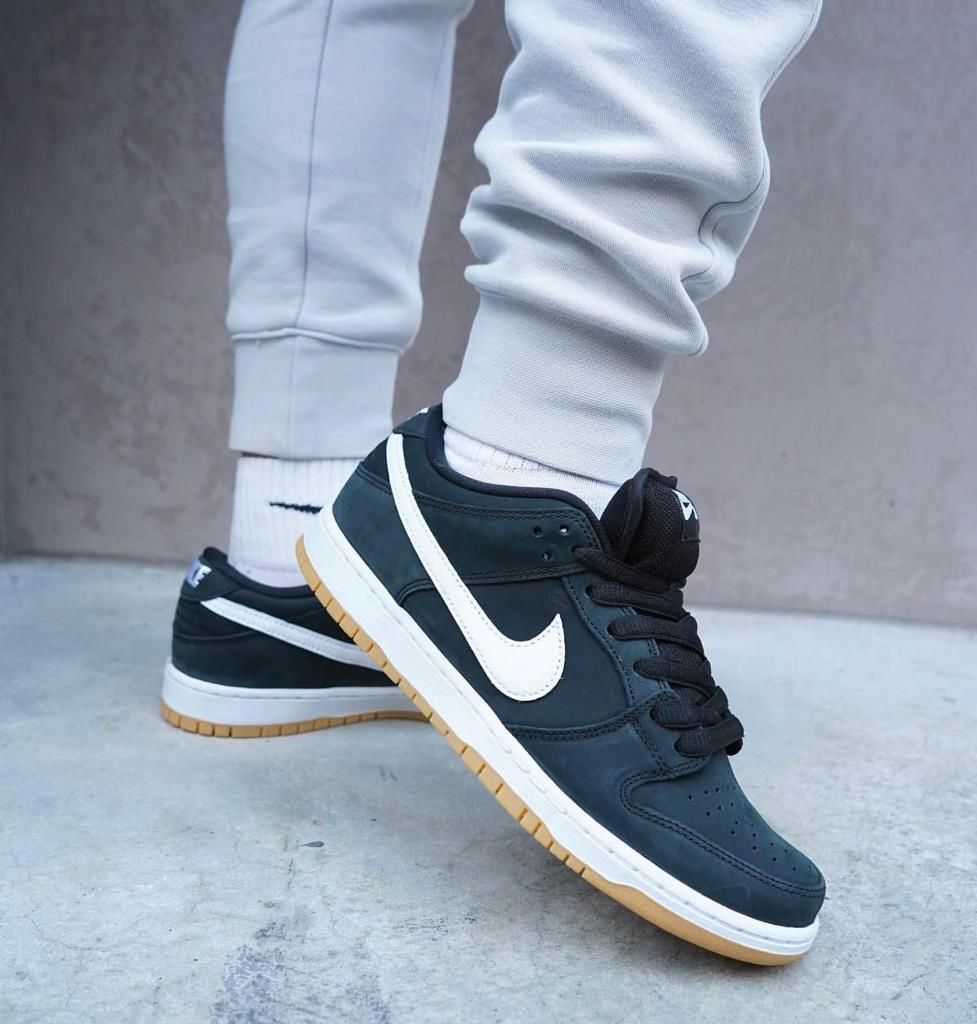 SB Dunk Low black Gum